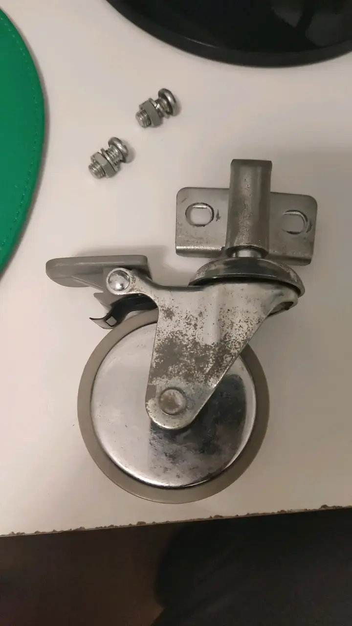 Rueda giratoria de metal con freno