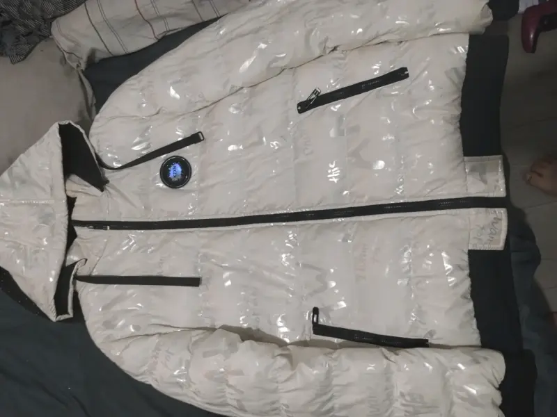 Chaqueta acolchada blanca con capucha - 1