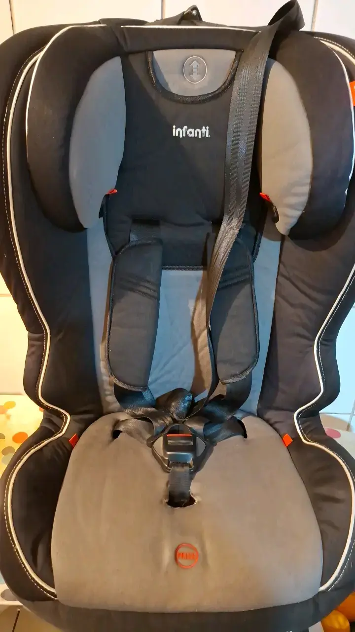 Silla de auto Infanti negra con ISOFIX - 1