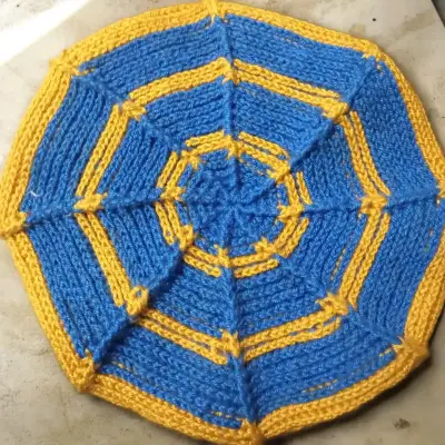 Boina tejida a mano azul y amarilla - miniatura 1
