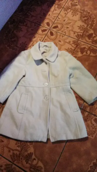 Abrigo beige para niña con botones grandes - miniatura 1