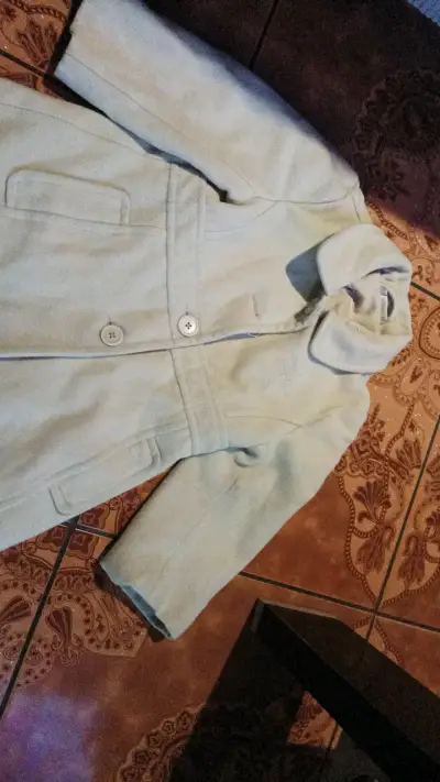 Abrigo beige para niña con botones grandes - miniatura 2