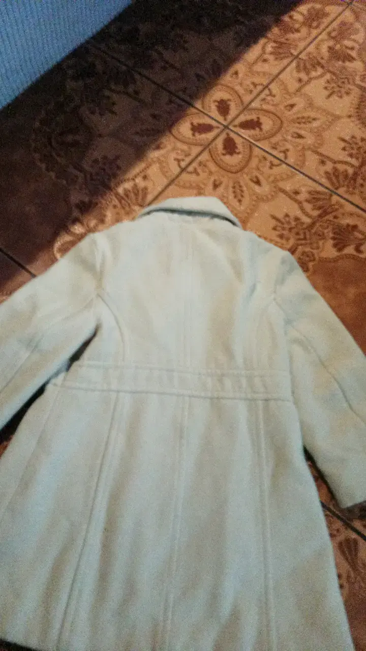 Abrigo beige para niña con botones grandes - 4