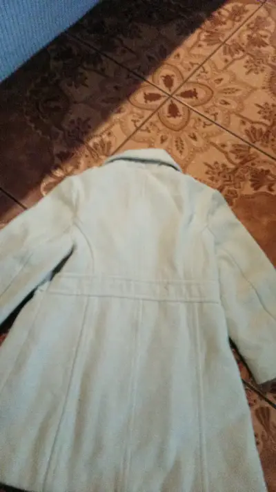 Abrigo beige para niña con botones grandes - miniatura 4