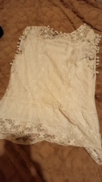 Blusa de encaje blanca con detalles de pompones - miniatura 1
