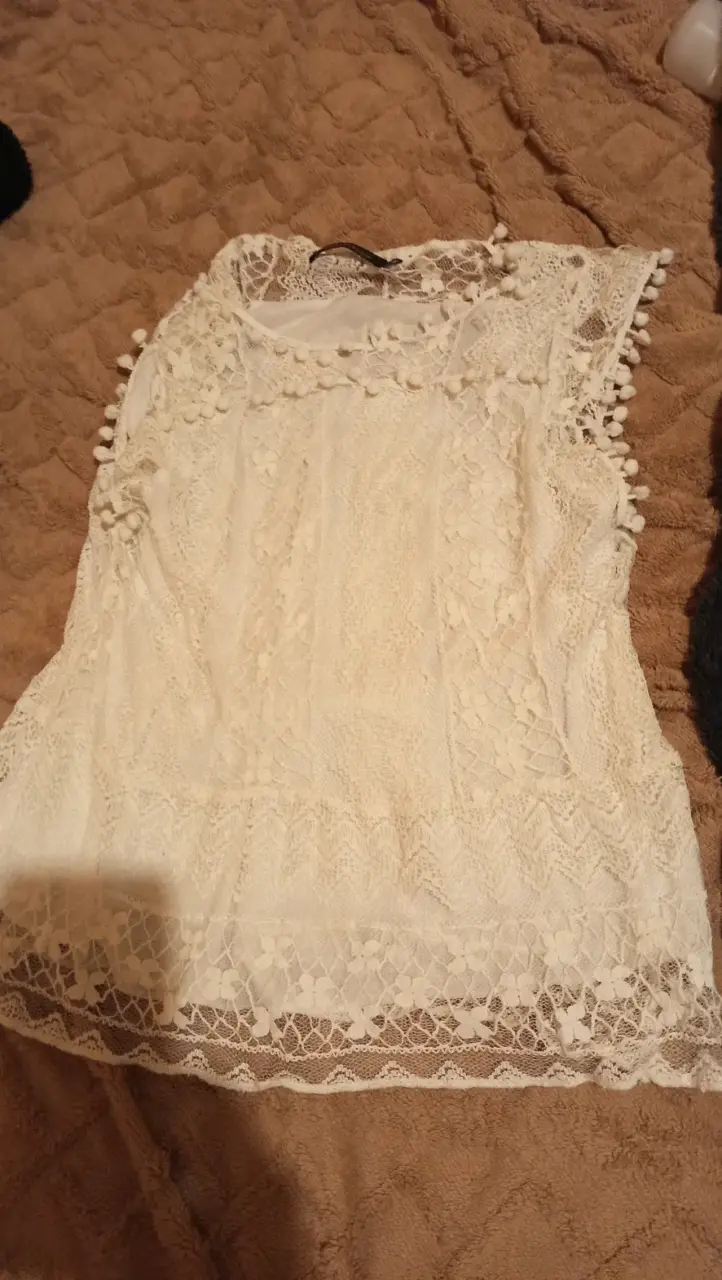 Blusa de encaje blanca con detalles de pompones - 2