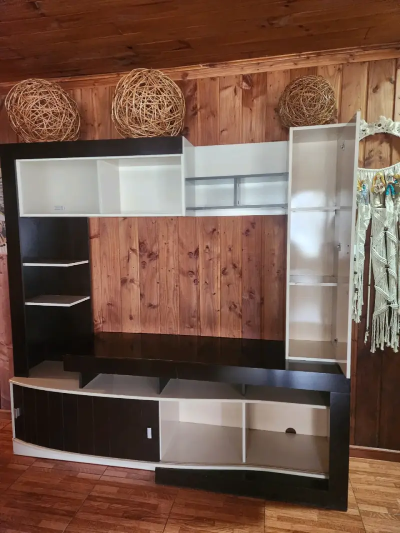 Mueble de TV moderno con estantes y gabinetes - 1