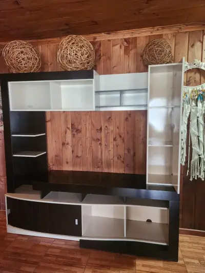 Mueble de TV moderno con estantes y gabinetes - miniatura 1