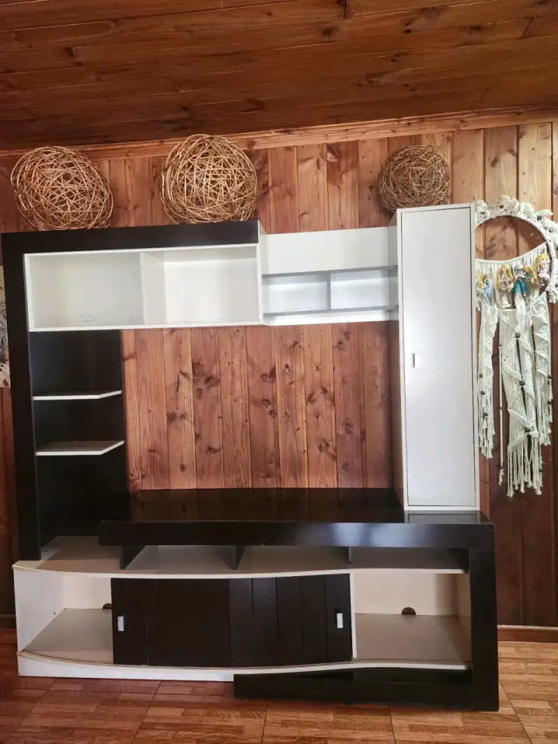 Mueble de TV moderno con estantes y gabinetes - 2