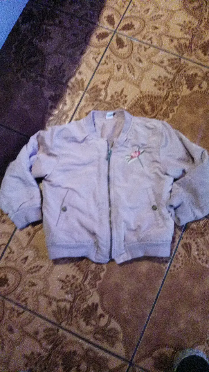 Chaqueta de niña color lila con bordado floral - 2