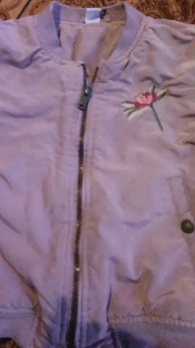 Chaqueta de niña color lila con bordado floral - miniatura 3