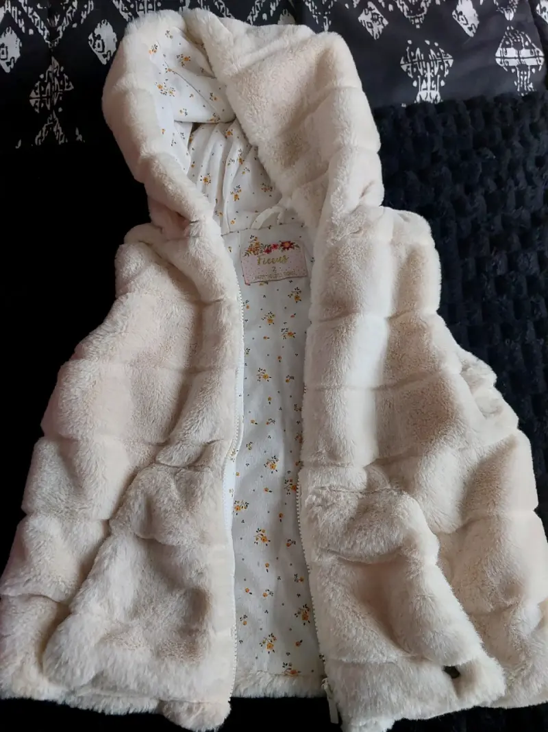Chaleco de peluche para niña con capucha
