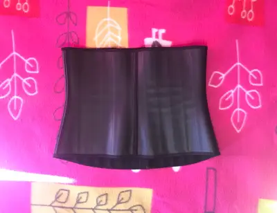 Faja negra de latex - miniatura 2