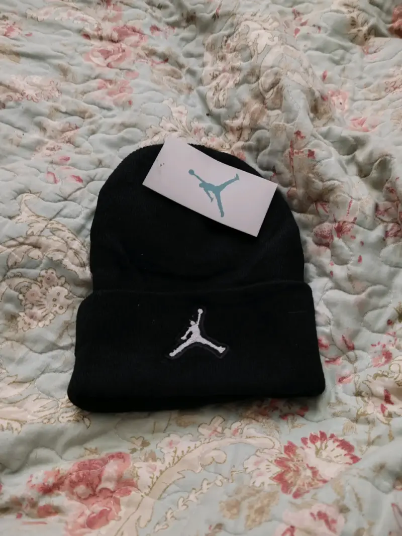 Gorro jordan negro con logo bordado - 1
