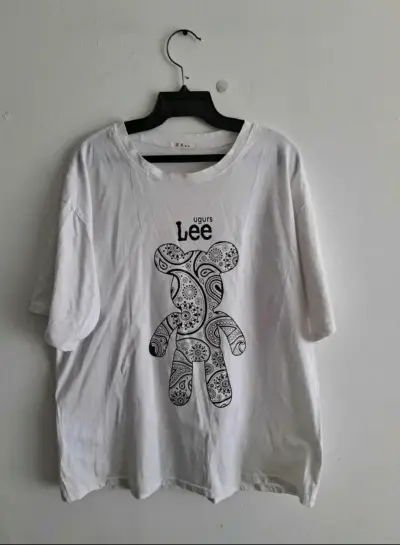 Polera blanca con diseño de oso Lee - miniatura 1