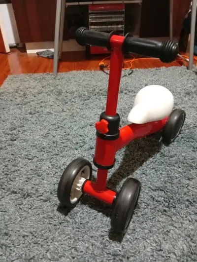Triciclo infantil rojo con asiento blanco - miniatura 1