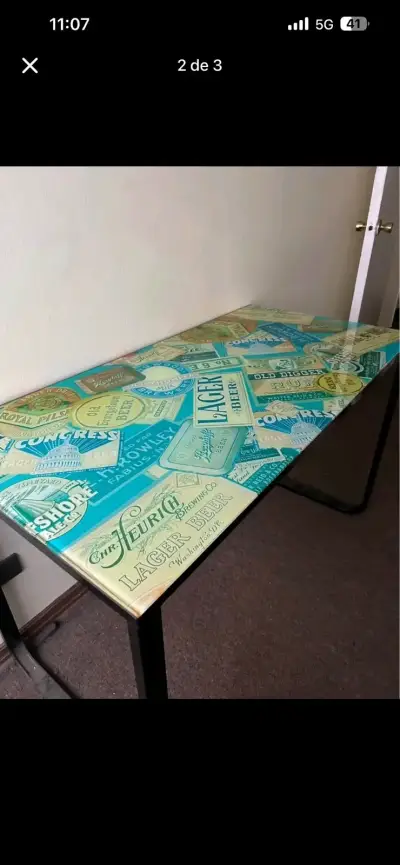 Mesa de vidrio con diseño vintage de cervezas - miniatura 1