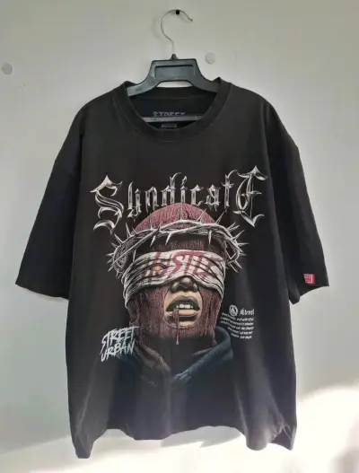 Polera negra Street Urban con diseño gráfico - miniatura 1