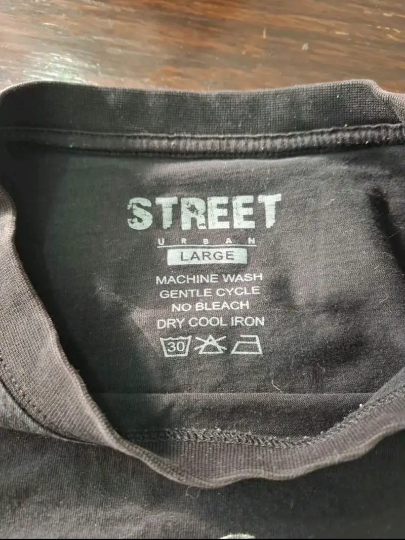 Polera negra Street Urban con diseño gráfico - 3