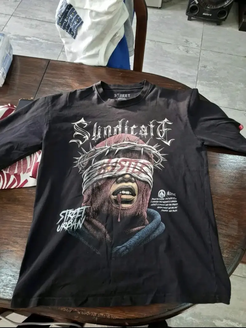 Polera negra Street Urban con diseño gráfico - 4