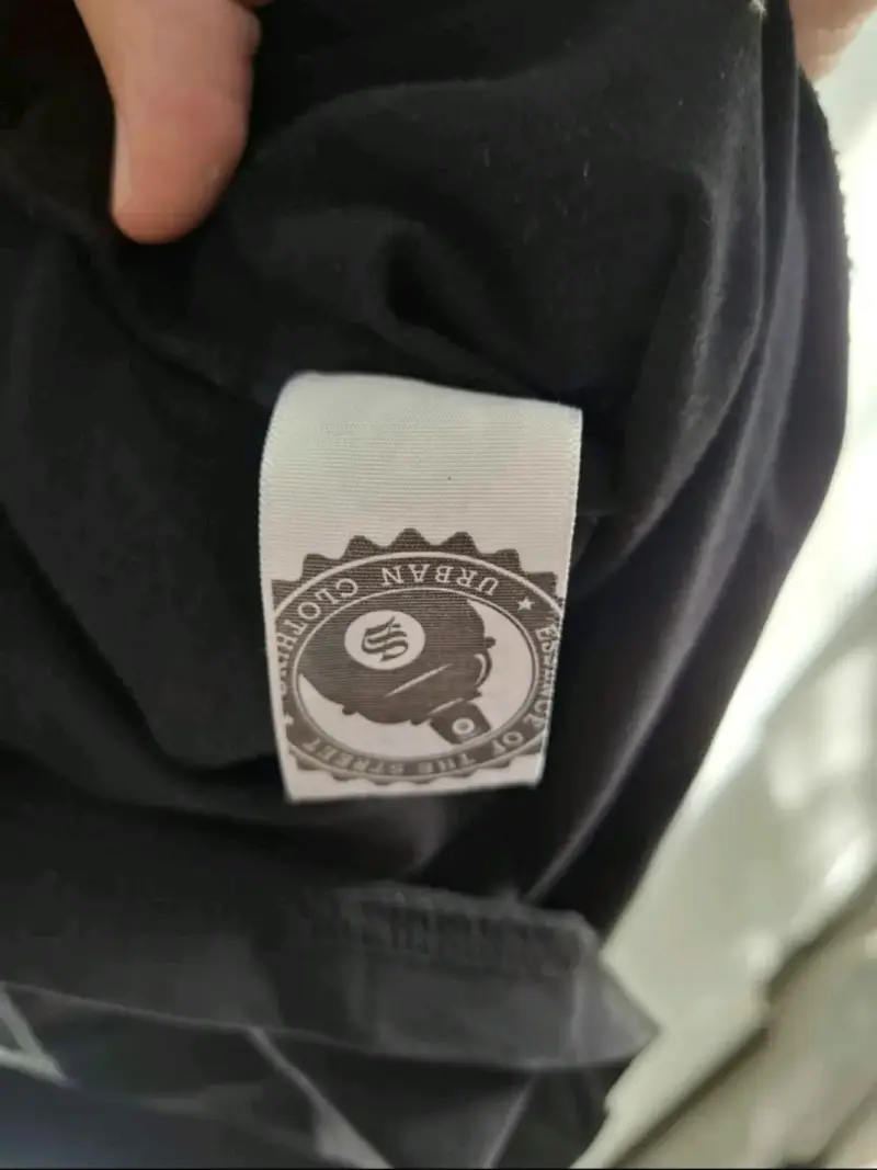 Polera negra Street Urban con diseño gráfico - 6