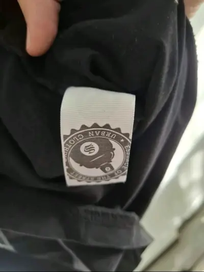 Polera negra Street Urban con diseño gráfico - miniatura 6