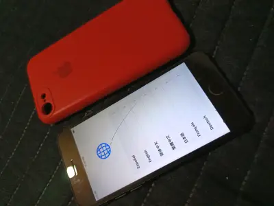 iPhone 7 negro con funda roja - miniatura 1