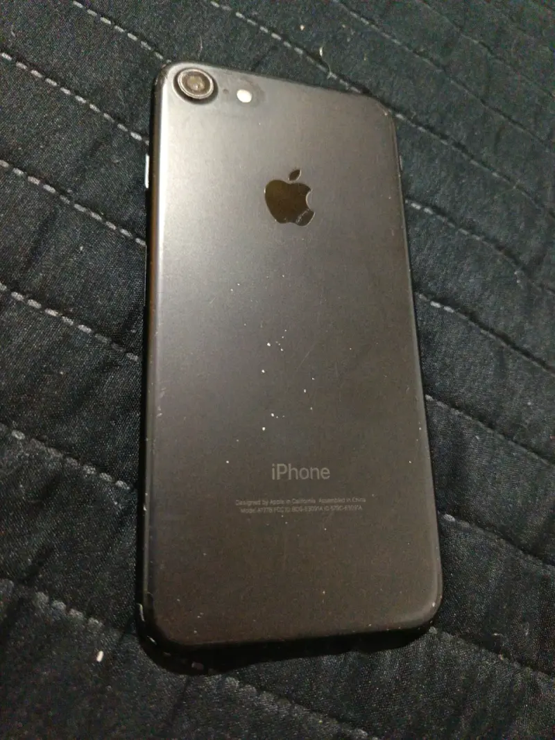 iPhone 7 negro con funda roja - 2