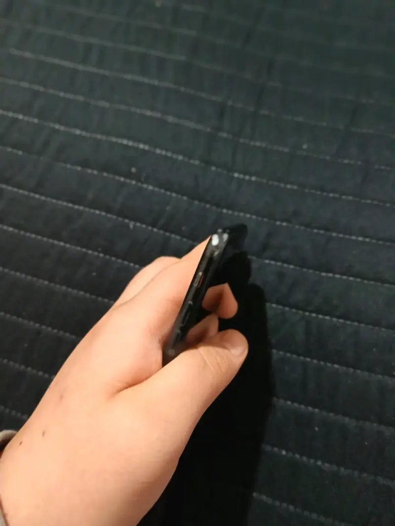iPhone 7 negro con funda roja - 3