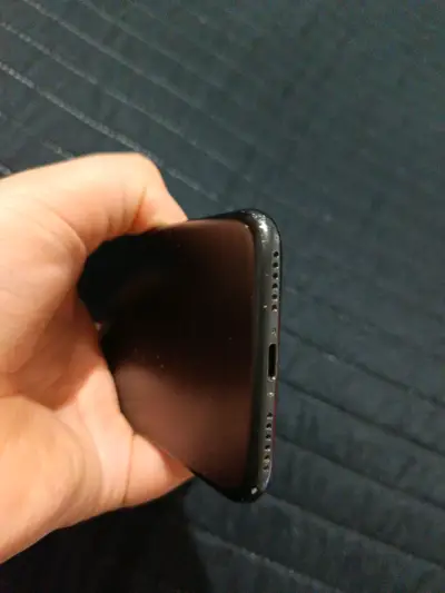 iPhone 7 negro con funda roja - miniatura 4