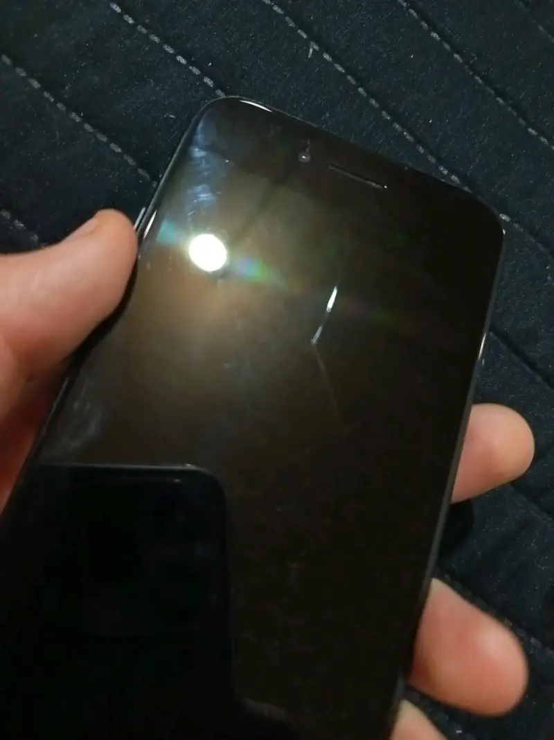 iPhone 7 negro con funda roja - 5