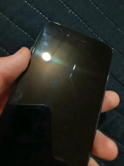 iPhone 7 negro con funda roja - miniatura 5
