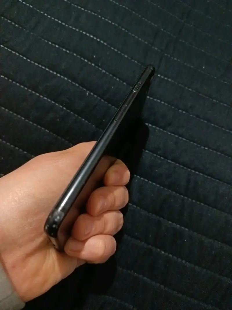 iPhone 7 negro con funda roja - 6