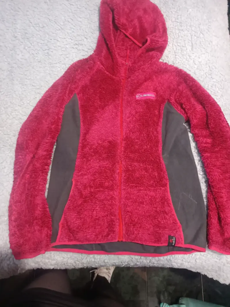 Chaqueta polar roja con capucha para mujer