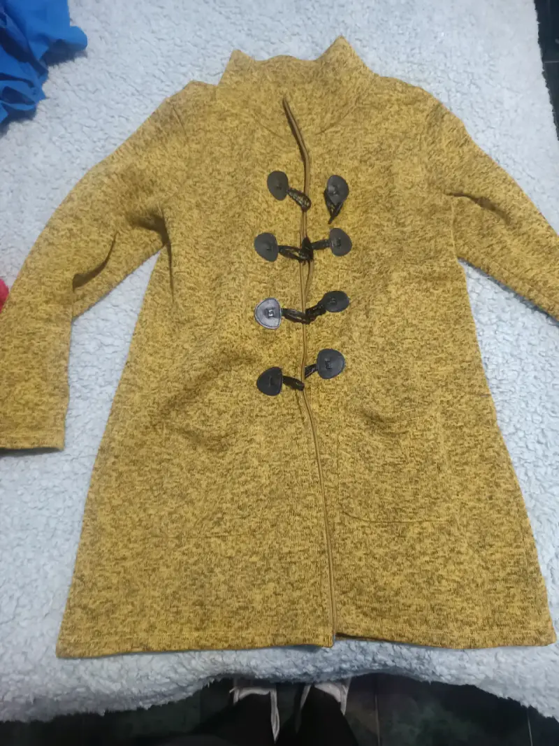 Abrigo de lana amarillo con botones decorativos