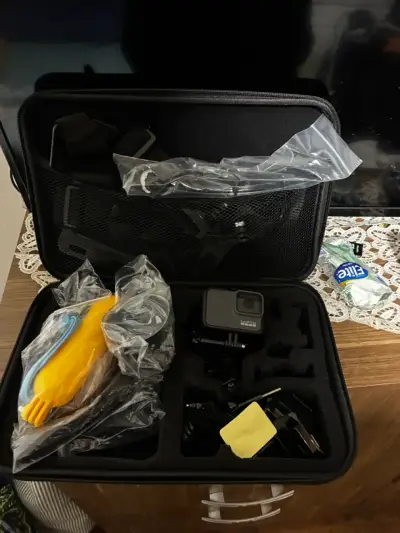 Cámara GoPro hero 7 silver con accesorios y estuch - miniatura 1