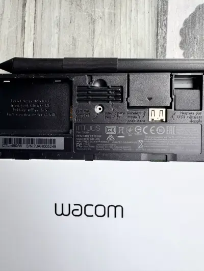 Tableta gráfica Wacom Intuos con lápiz y accesorios - miniatura 2