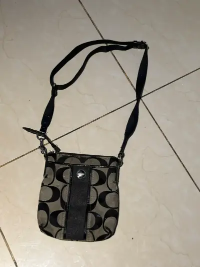 Bolso bandolera Coach con diseño clásico - miniatura 1