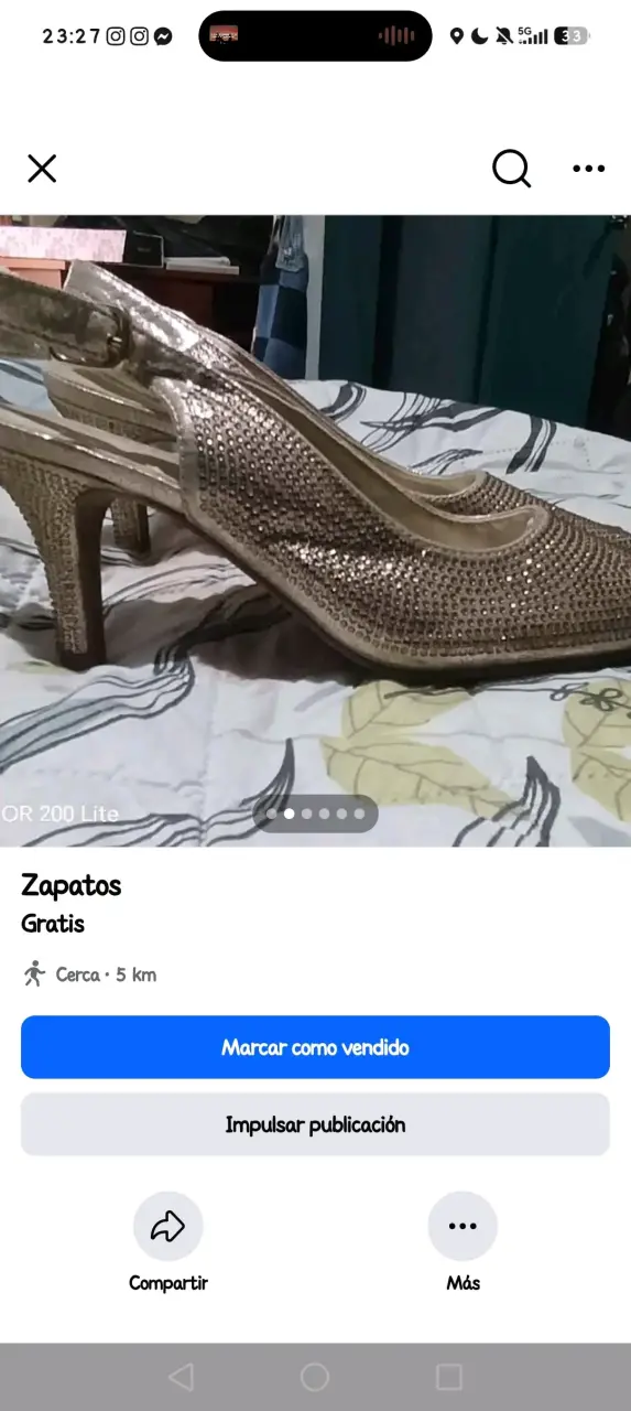 Zapatos de tacón dorados con brillantes