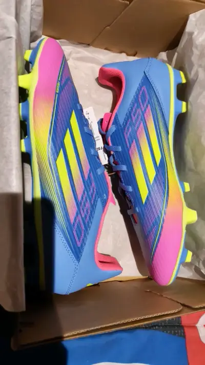 Zapatillas de fútbol Adidas F50 Club azul y rosa - miniatura 4