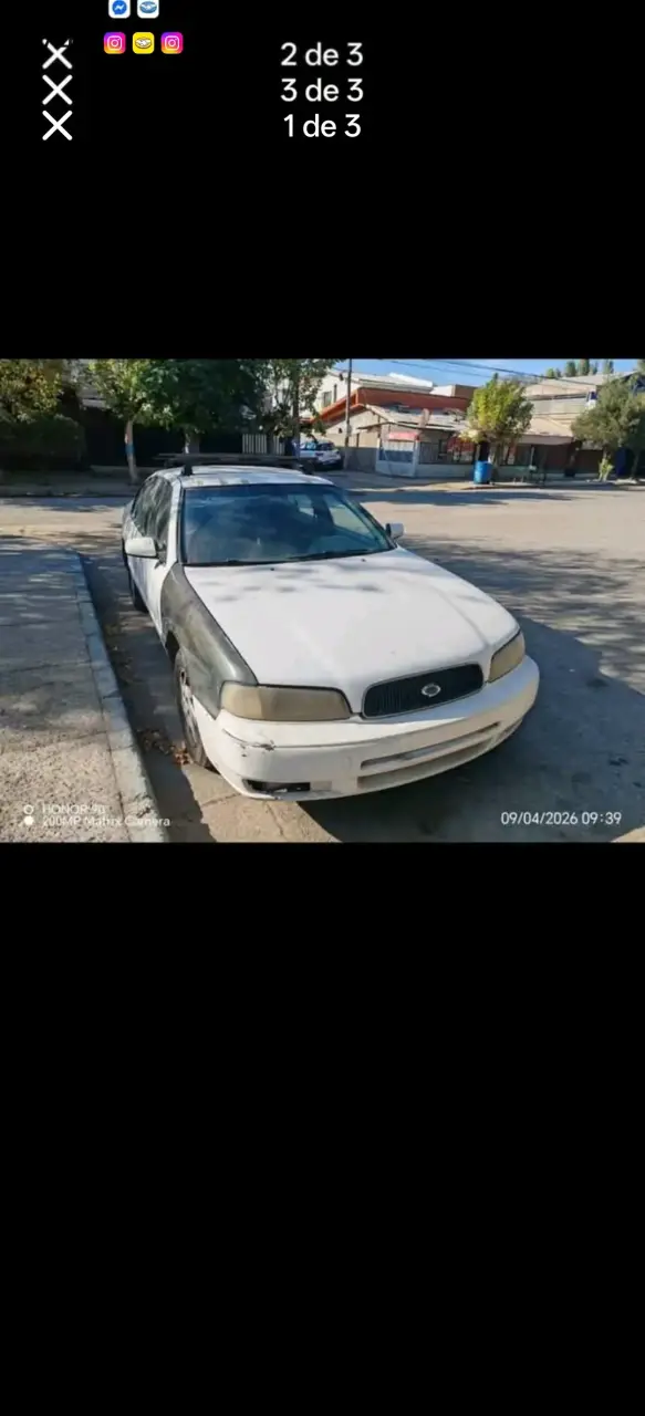 Auto sedán blanco en buen estado - 1
