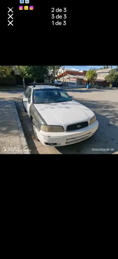 Auto sedán blanco en buen estado - miniatura 1