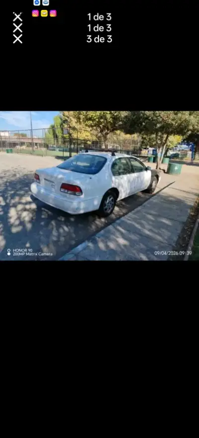 Auto sedán blanco en buen estado - miniatura 2