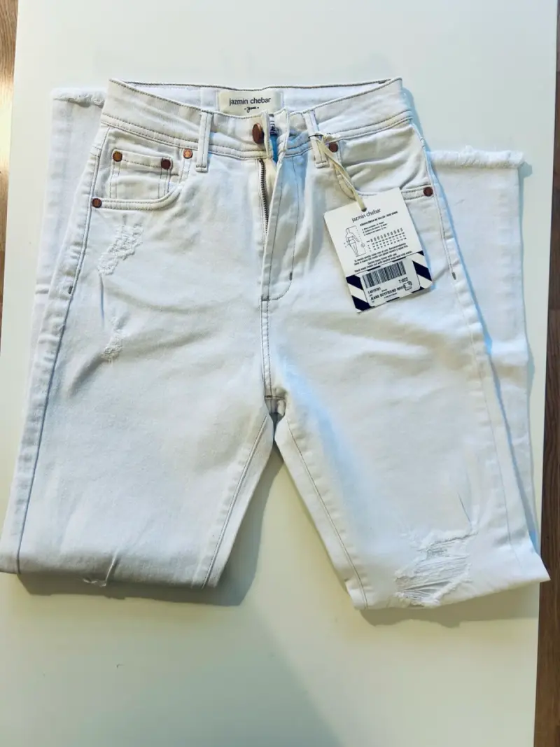 Jeans blancos desgastados Jazmin Chebar - 1
