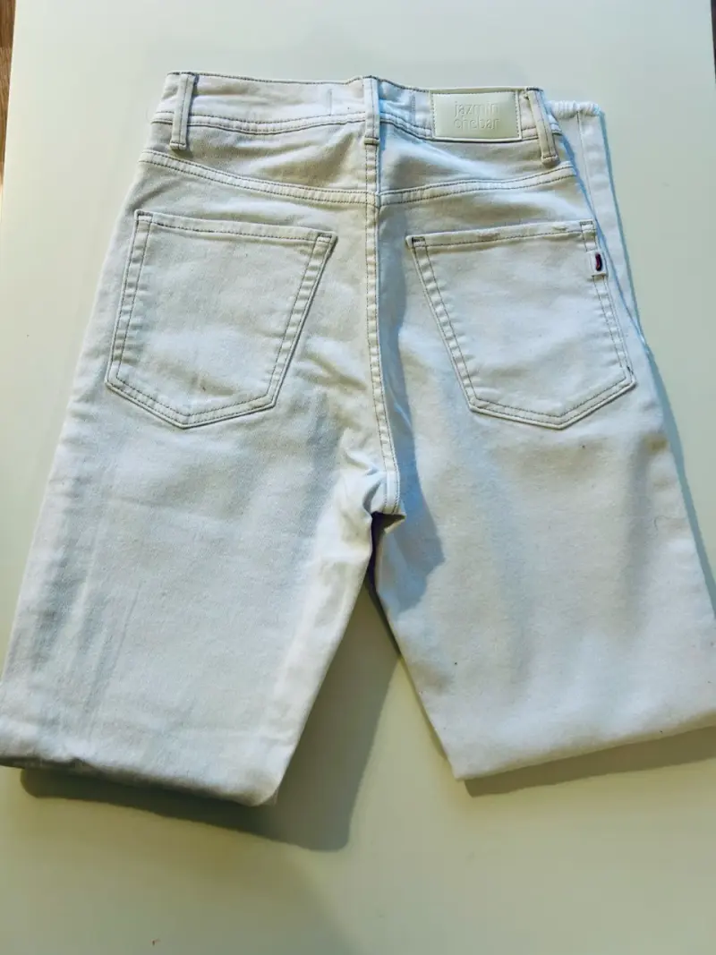 Jeans blancos desgastados Jazmin Chebar - 2