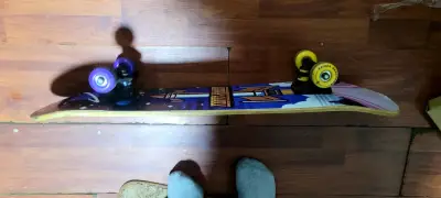 Skateboard con ruedatanls moradas y amarillas - miniatura 2