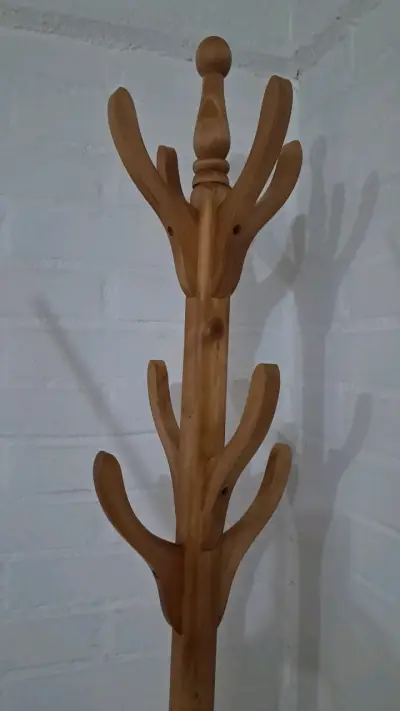 Perchero de pie de madera estilo rústico - miniatura 1