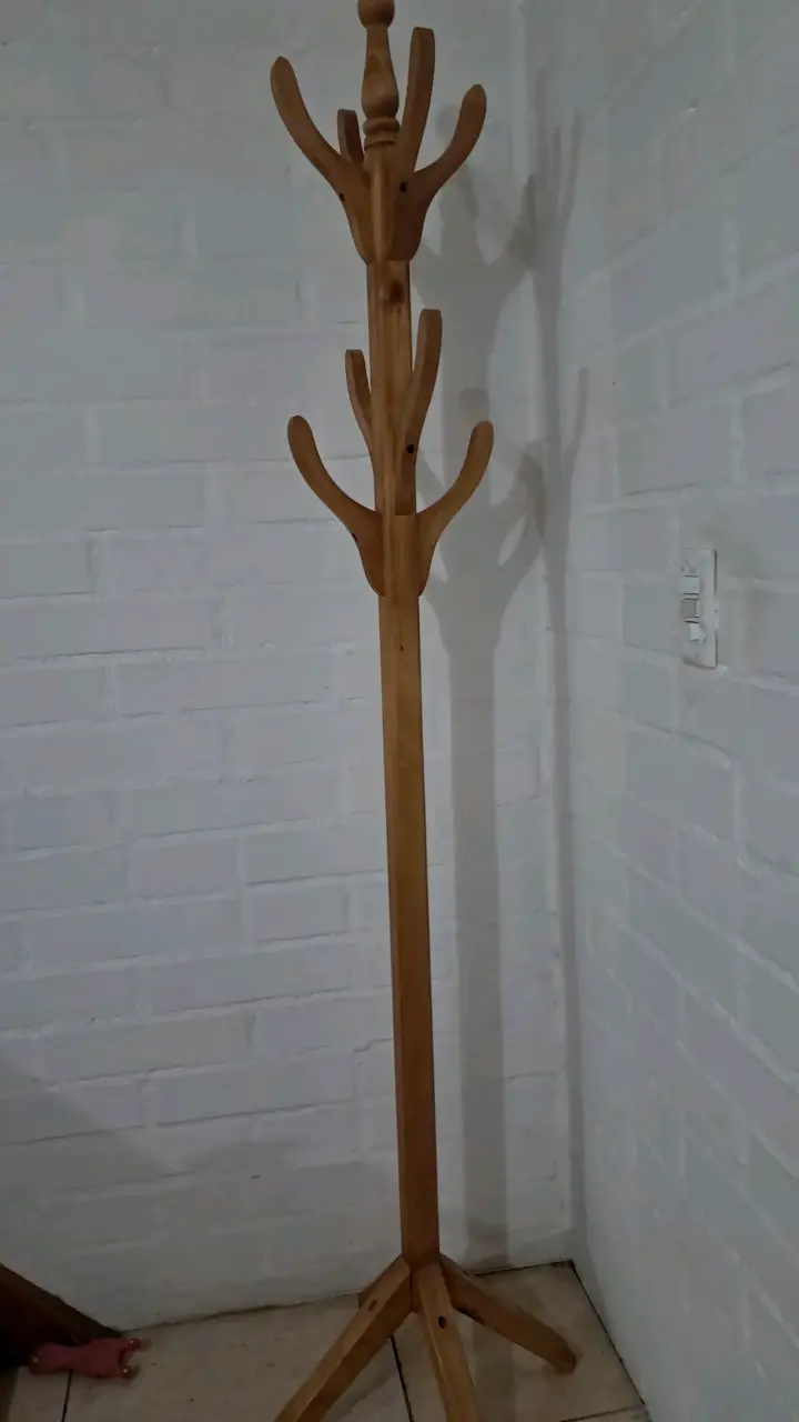 Perchero de pie de madera estilo rústico - 2