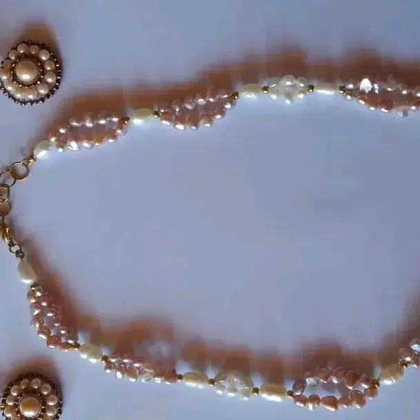 Set de collares y pulseras de perlas y piedras - 1