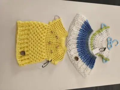 Conjunto de ropa tejida para bebé en varios colores - miniatura 2